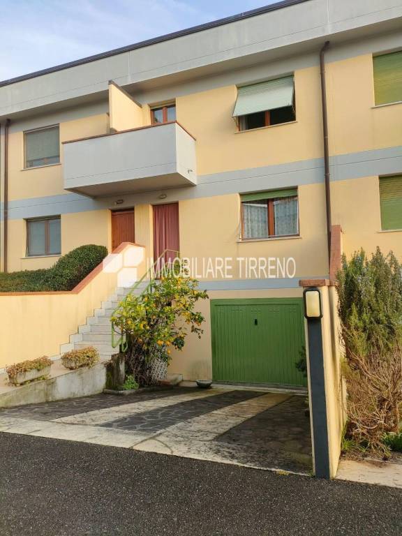 casa indipendente in vendita a Massa in zona Pariana