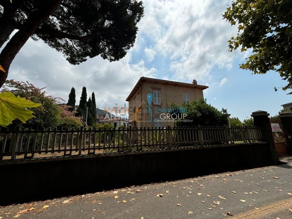 casa indipendente in vendita a Massa in zona Centro Storico