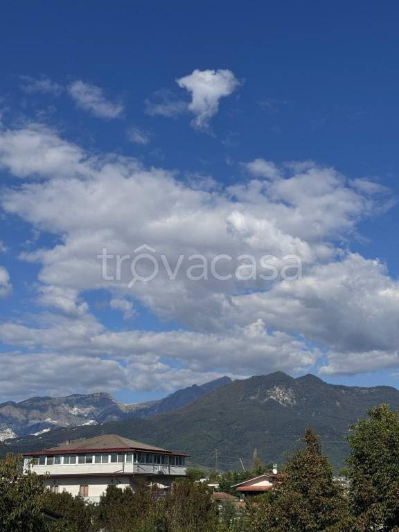 casa indipendente in vendita a Massa in zona Marina di Massa