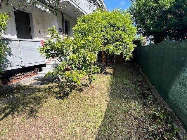 appartamento in vendita a Massa in zona Marina di Massa