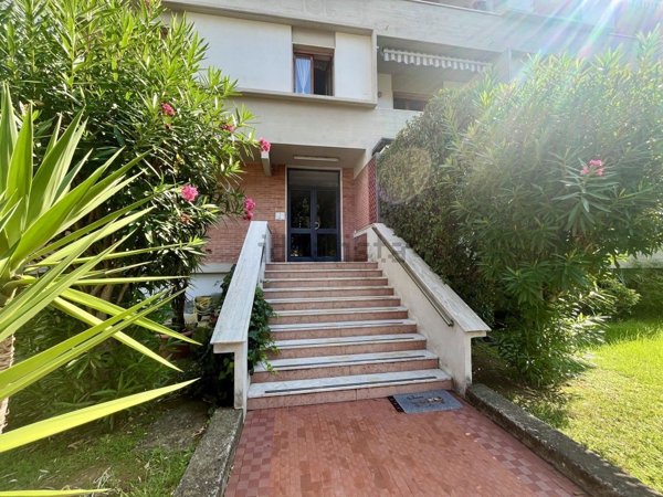 appartamento in vendita a Massa in zona Marina dei Ronchi