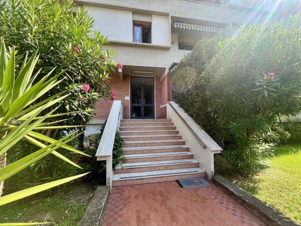 appartamento in vendita a Massa in zona Marina dei Ronchi