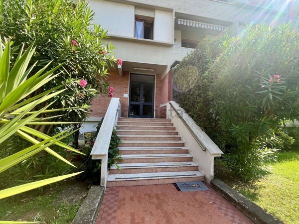appartamento in vendita a Massa in zona Marina dei Ronchi