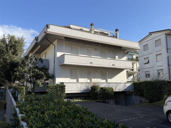 appartamento in vendita a Massa in zona Marina dei Ronchi