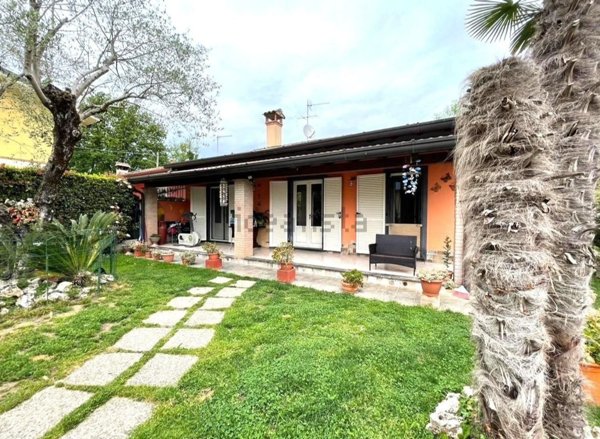 casa indipendente in vendita a Massa in zona Marina dei Ronchi