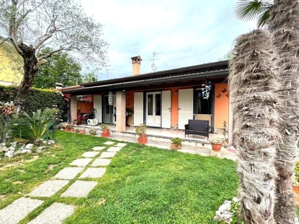 casa indipendente in vendita a Massa in zona Poveromo