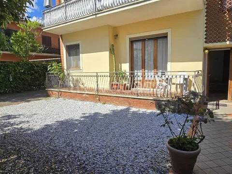 appartamento in vendita a Massa in zona Marina dei Ronchi