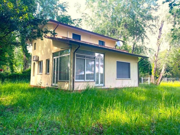 casa indipendente in vendita a Massa in zona Poveromo