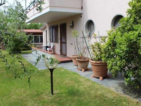 casa indipendente in vendita a Massa in zona Marina di Massa