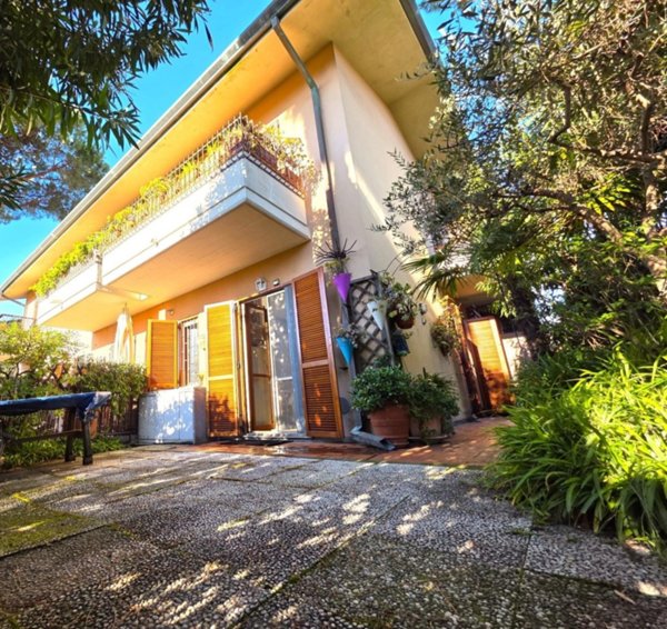casa indipendente in vendita a Massa in zona Marina di Massa