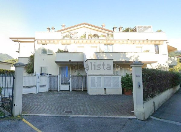 casa indipendente in vendita a Massa