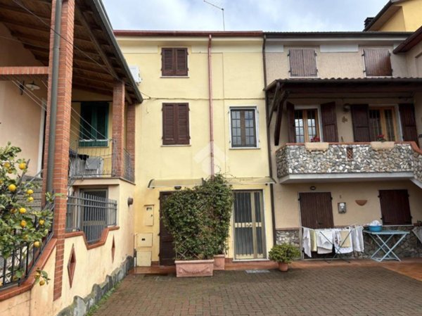 casa indipendente in vendita a Massa