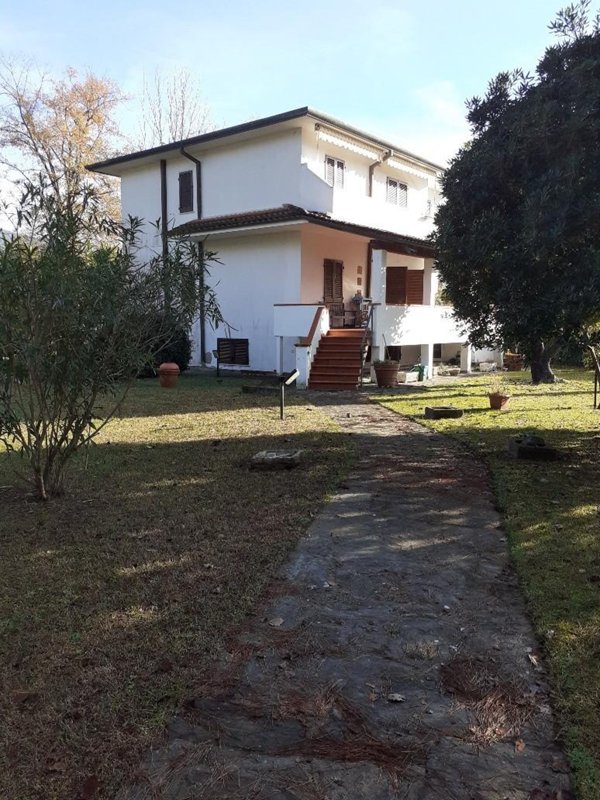casa indipendente in vendita a Massa in zona Poveromo
