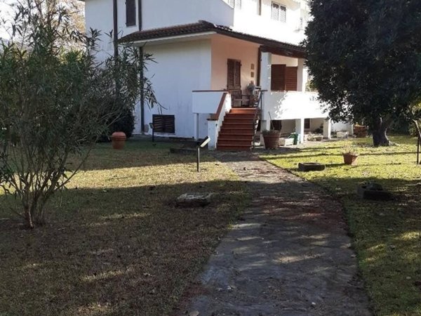 casa indipendente in vendita a Massa in zona Poveromo