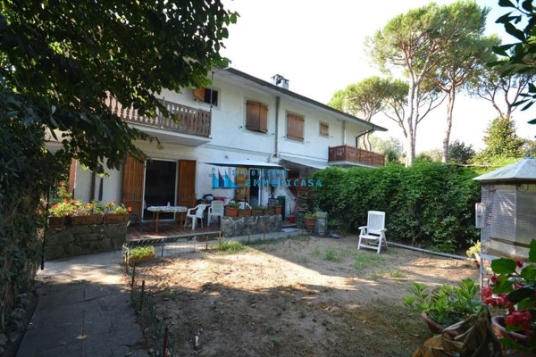 casa indipendente in vendita a Massa in zona Poveromo