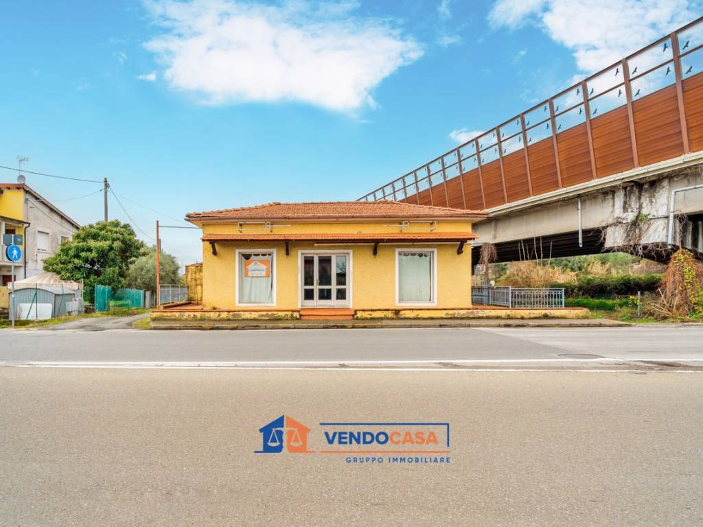 negozio in vendita a Massa in zona Marina di Massa