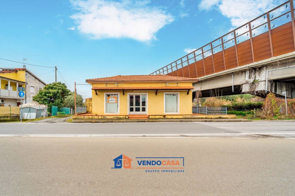 negozio in vendita a Massa in zona Marina di Massa