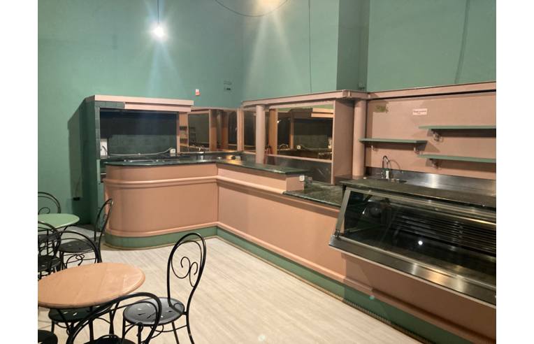 negozio in vendita a Massa in zona Marina dei Ronchi