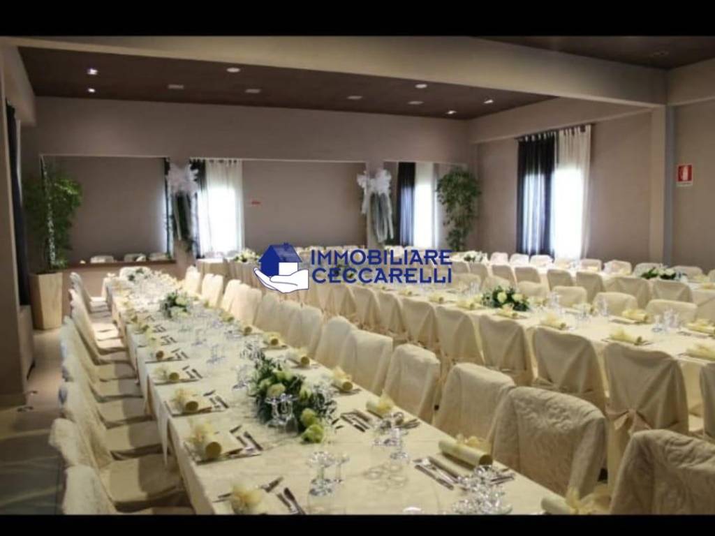 locale commerciale in vendita a Massa in zona Marina di Massa