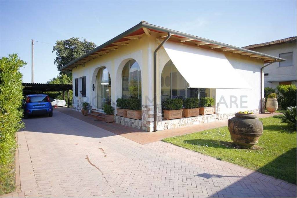 casa indipendente in vendita a Massa in zona Marina di Massa