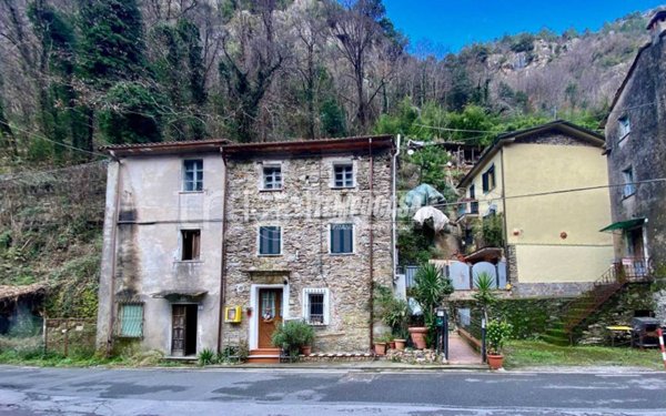 appartamento in vendita a Massa in zona Antona