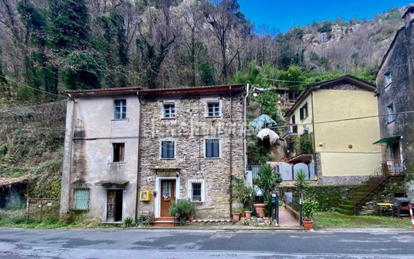 appartamento in vendita a Massa in zona Guadine