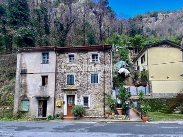 appartamento in vendita a Massa in zona Guadine