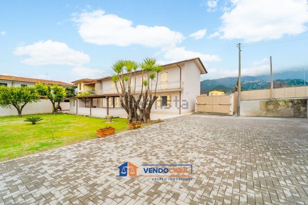 casa semindipendente in vendita a Massa