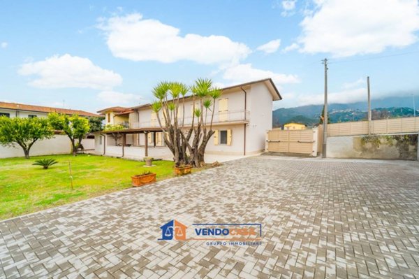 casa indipendente in vendita a Massa