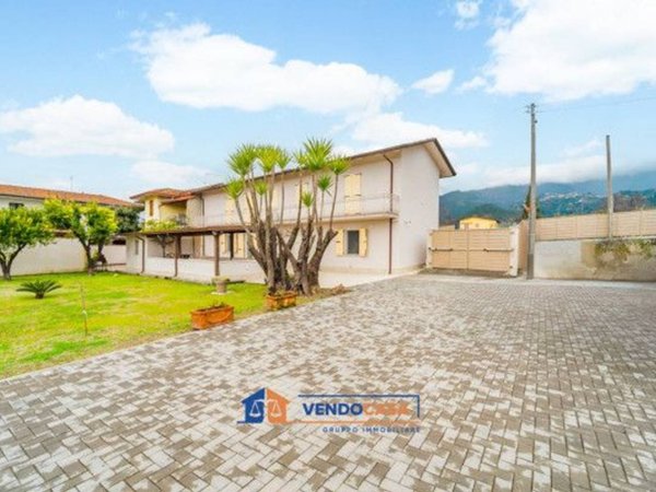 casa indipendente in vendita a Massa in zona Marina di Massa