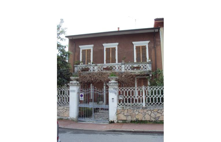 casa indipendente in vendita a Massa in zona Centro Storico
