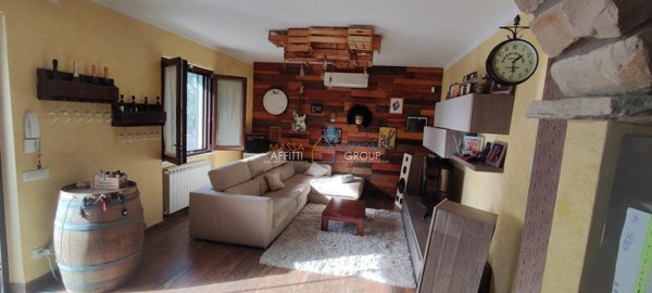 casa indipendente in vendita a Massa