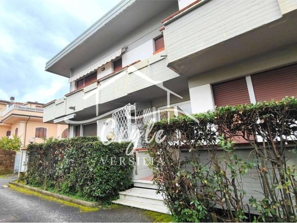 appartamento in vendita a Massa in zona Marina dei Ronchi