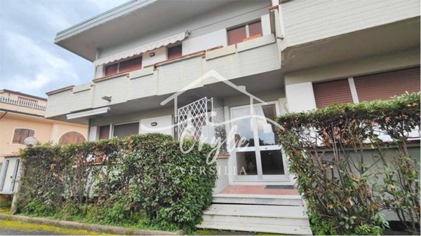 appartamento in vendita a Massa in zona Marina di Massa