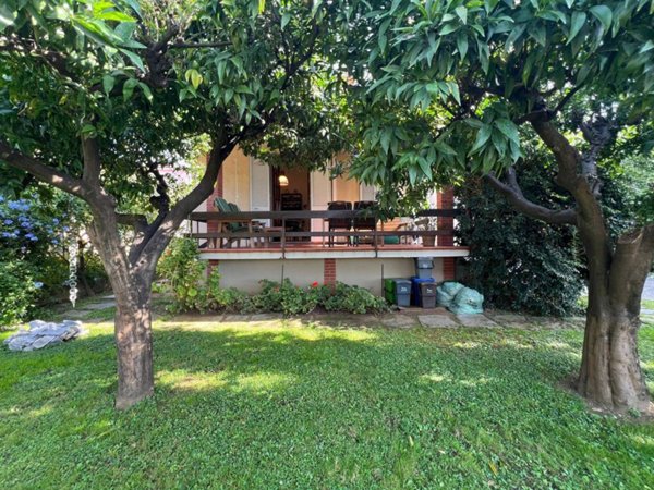 casa indipendente in vendita a Massa