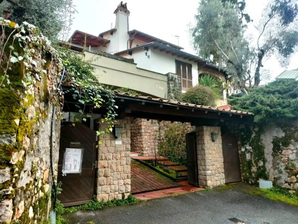 casa indipendente in vendita a Massa in zona Marina di Massa