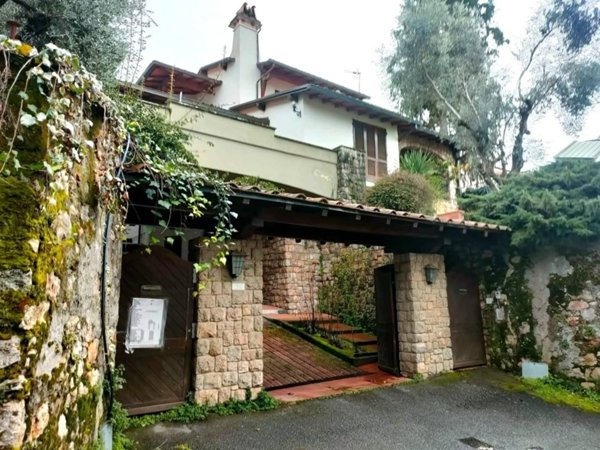 casa indipendente in vendita a Massa in zona Marina di Massa