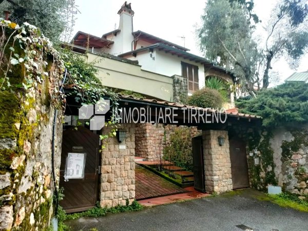 casa indipendente in vendita a Massa in zona Marina di Massa