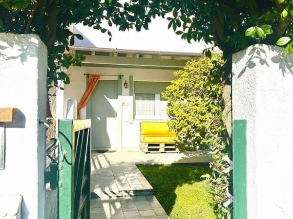 casa indipendente in vendita a Massa in zona Poveromo