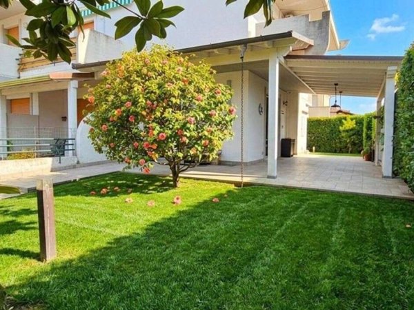 casa indipendente in vendita a Massa in zona Marina di Massa