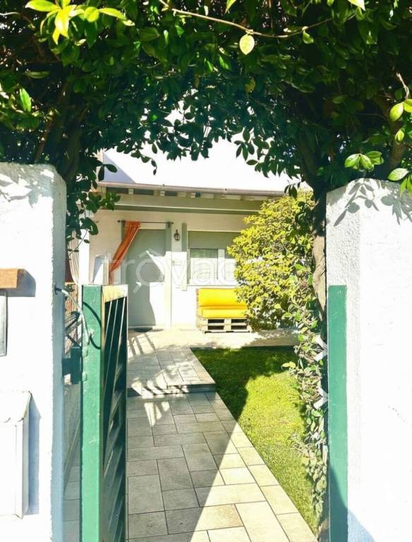 casa indipendente in vendita a Massa in zona Marina dei Ronchi