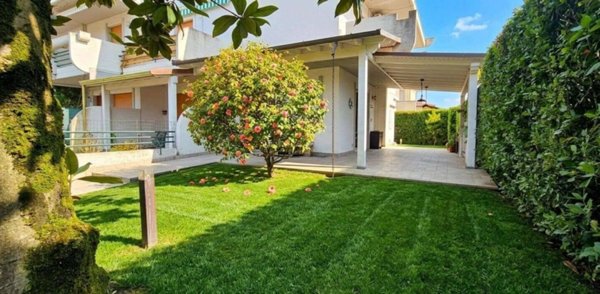 casa indipendente in vendita a Massa in zona Marina dei Ronchi