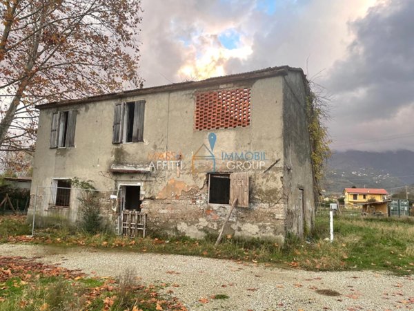 casale in vendita a Massa in zona Poveromo