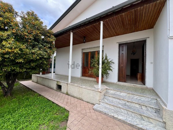 casa indipendente in vendita a Massa in zona Marina di Massa