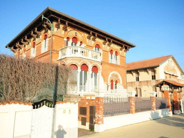 casa indipendente in vendita a Massa in zona Marina di Massa