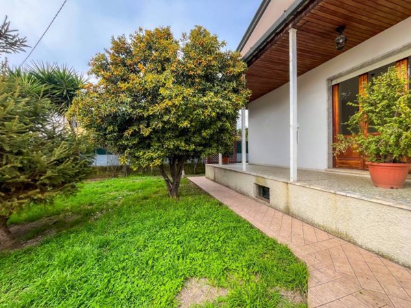 casa indipendente in vendita a Massa in zona Marina di Massa