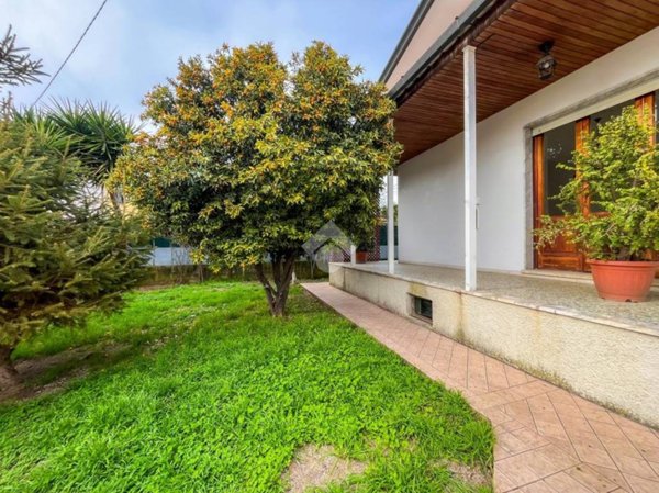 casa indipendente in vendita a Massa in zona Marina di Massa