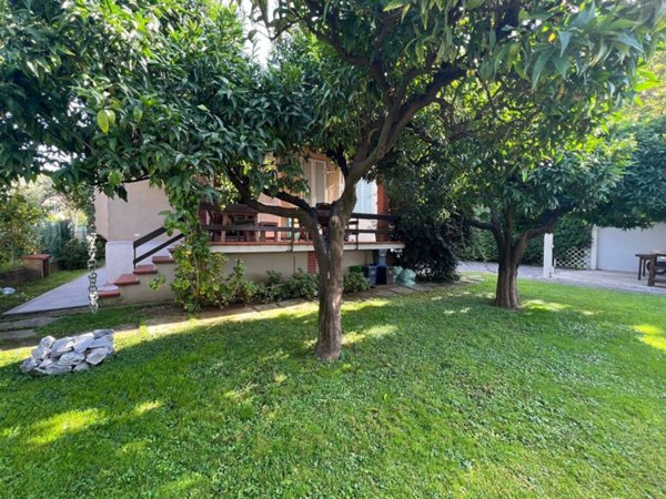 casa indipendente in vendita a Massa in zona Centro Storico