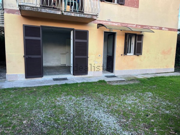 casa indipendente in vendita a Massa in zona Marina dei Ronchi