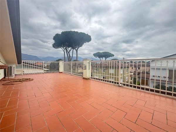 appartamento in vendita a Massa in zona Marina di Massa